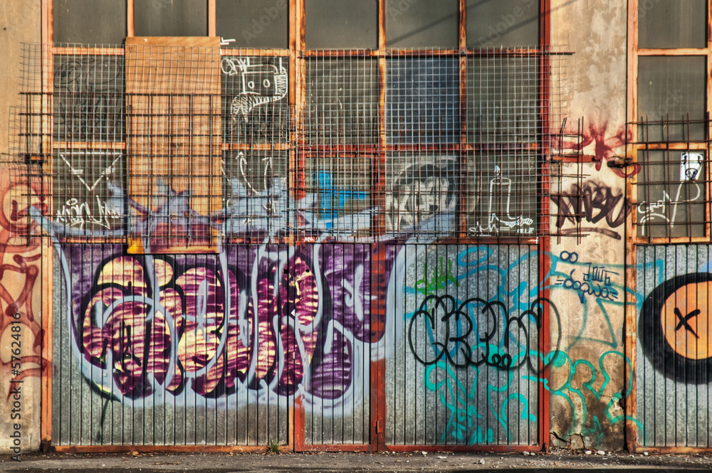 Obraz premium An old factory door