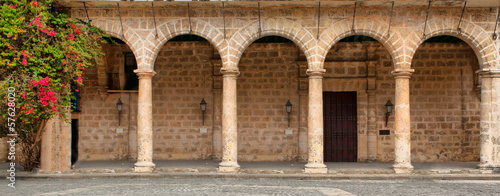 Fotografia Historic building with arches and flowers