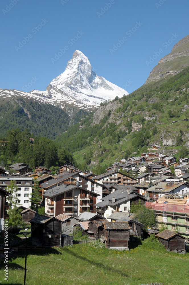 Obraz premium Matterhorn above village of Zermatt in Swiss Alps