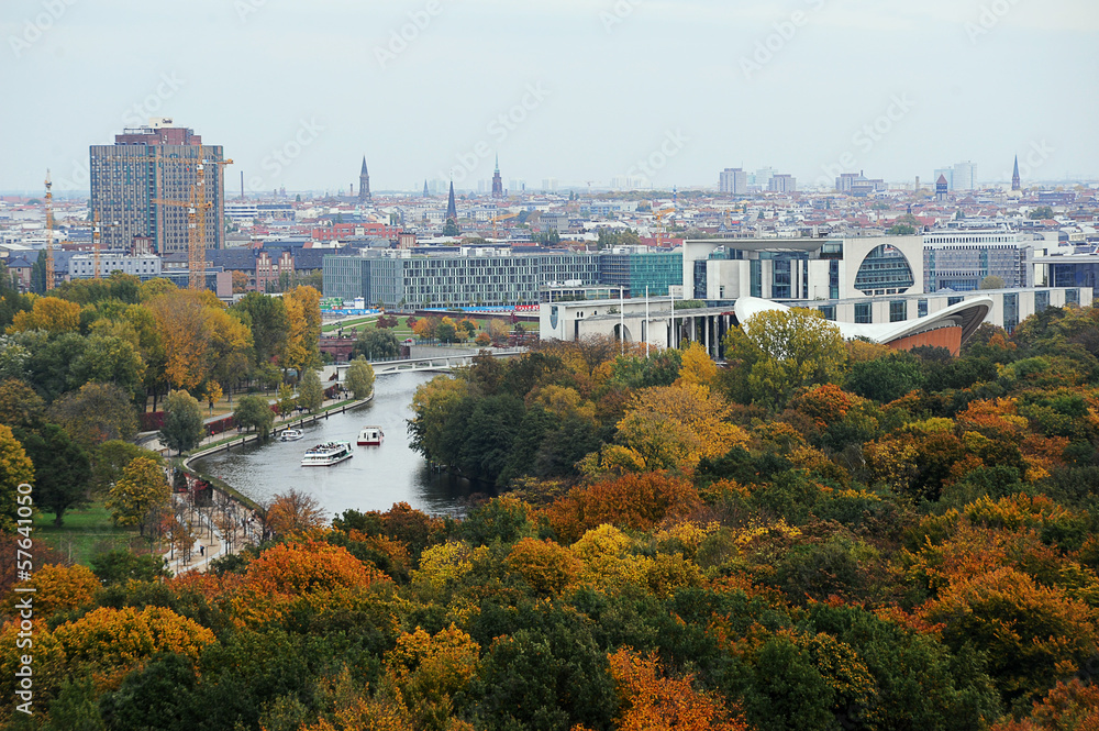 Obraz premium Tiergarten und Bundeskanzleramt aus der Vogelperspektive