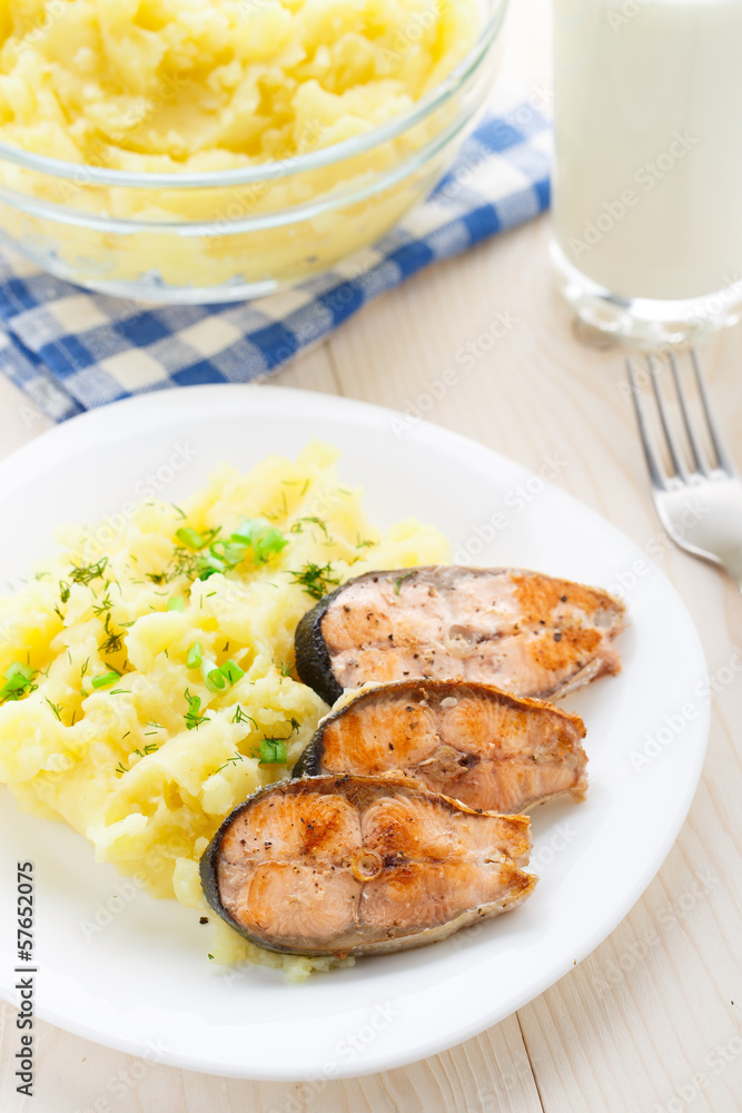 Mashed potatoes with fried salmon Mashed potatoes with fried salmon