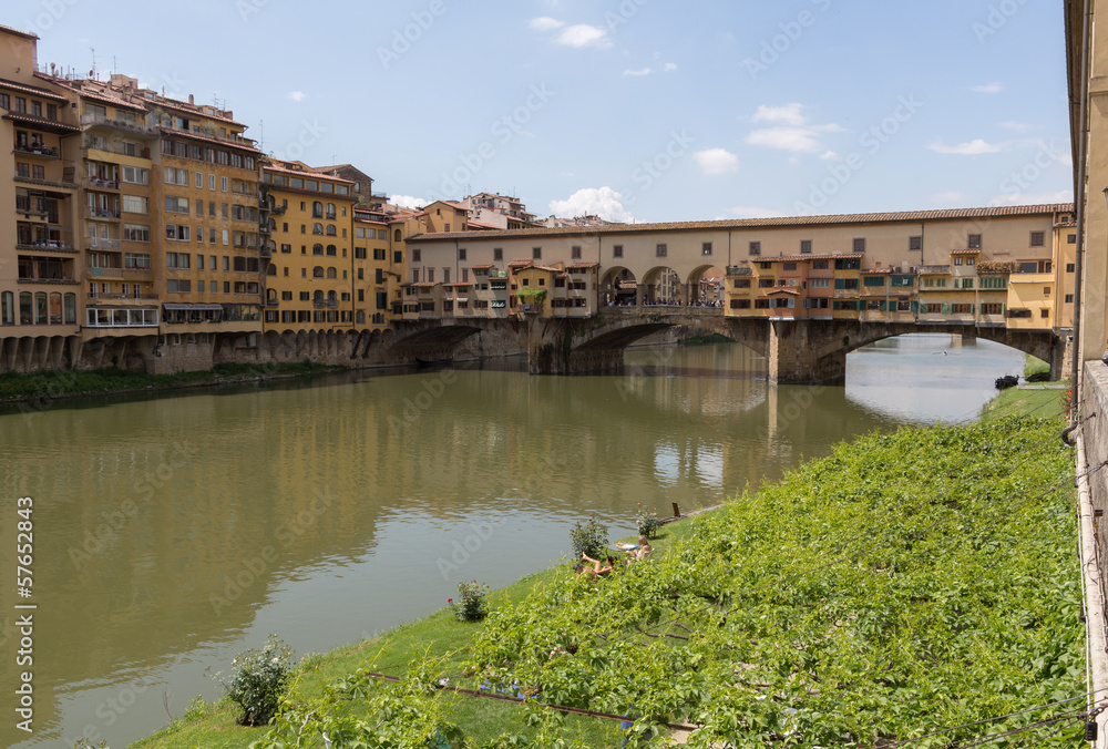 Ponte Vecchio, Left