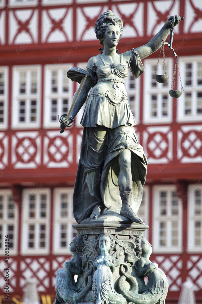 Fototapeta premium Statue der Justitia am dem Römerplatz in Frankfurt am Main, Deu