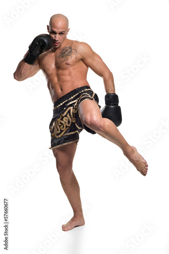 junger Thaiboxer Tritt, kickboxen