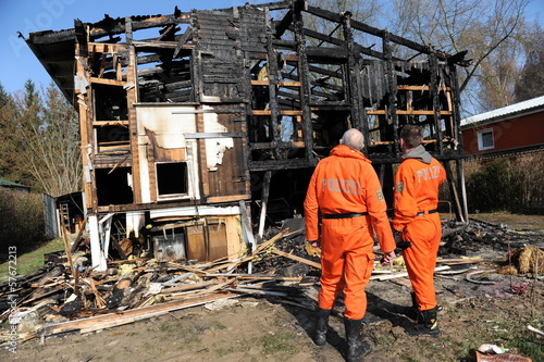 Polizei untersucht abgebranntes Haus photo