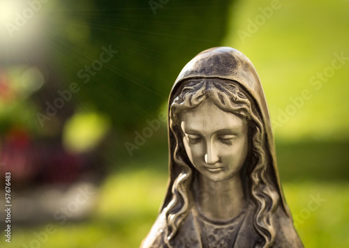 Fotografie, Obraz Madonnafigur am Friedhof