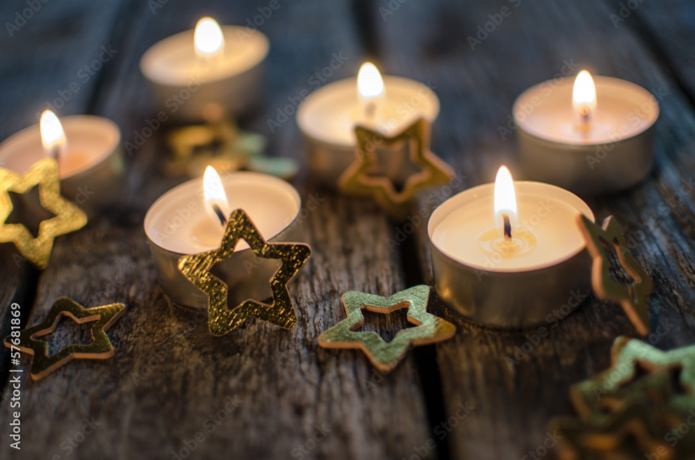 Frohe Weihnachten: Lichter im Dunkeln Frohe Weihnachten: Lichter im Dunkeln