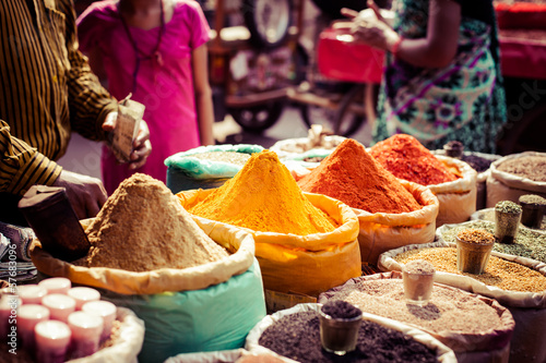 Fototapeta Tradycyjne przyprawy i suszone owoce na lokalnym bazarze w Indiach.