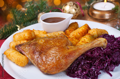 Entenkeule mit Rotkohl und Kroketten photo