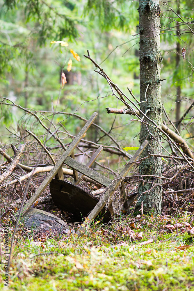 Obraz premium Environmental pollution - garbage in a forest