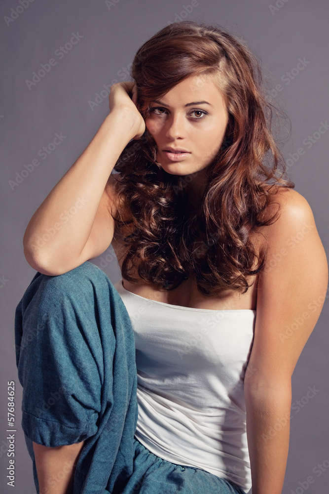 junge schöne frau mit glänzenden dunklen haaren junge schöne frau mit glänzenden dunklen haaren