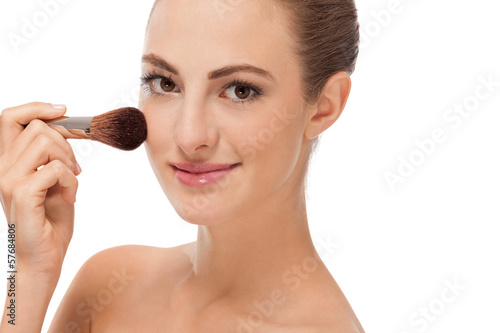 junge frau wird geschminkt makeup puder