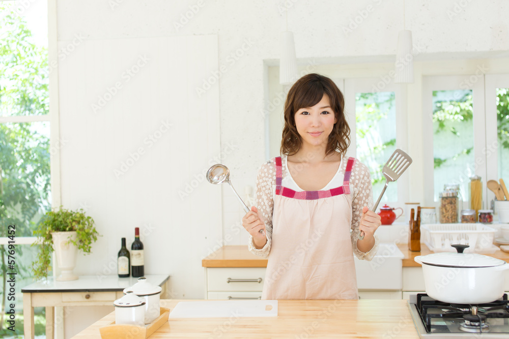 ダイニングで寛ぐ女性 ダイニングで寛ぐ女性