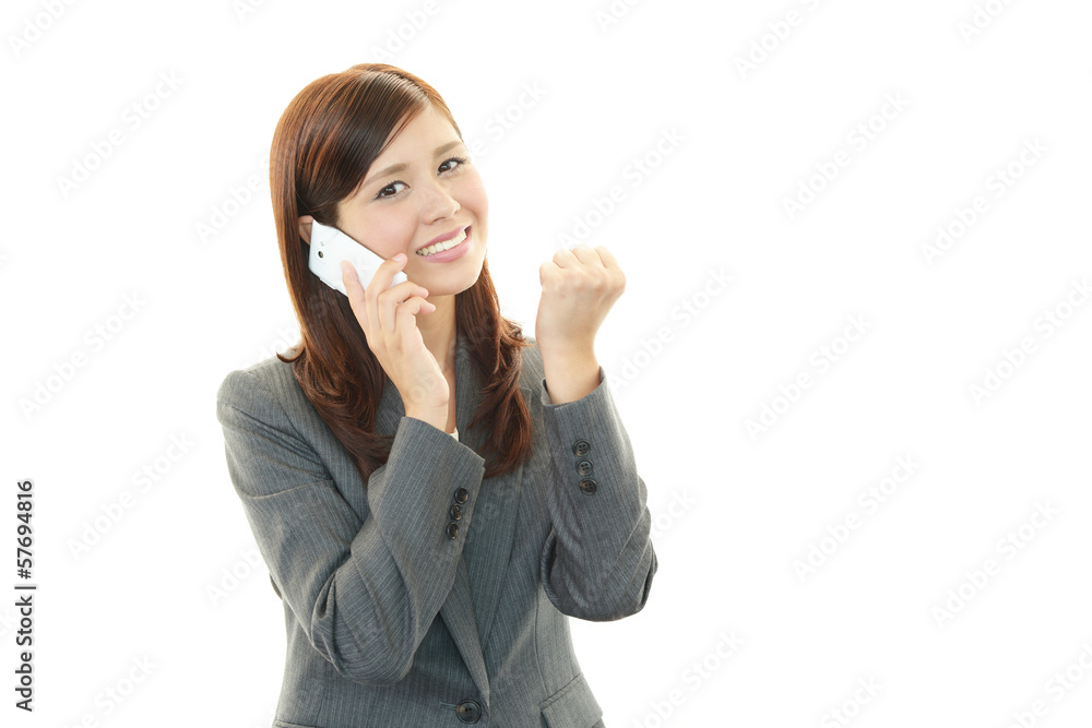 スマートフォンを持つ女性