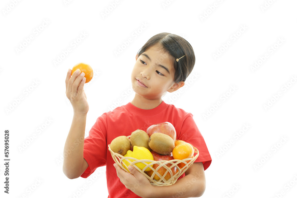 果物を持つ女の子