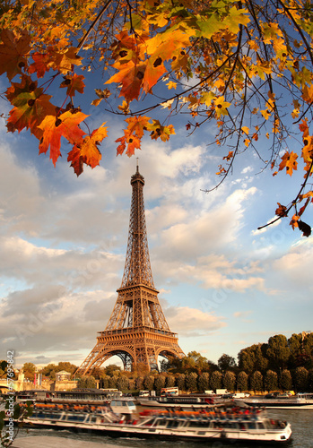 Famous Arc de Triomphe in autumn, Paris, France © Tomas Marek