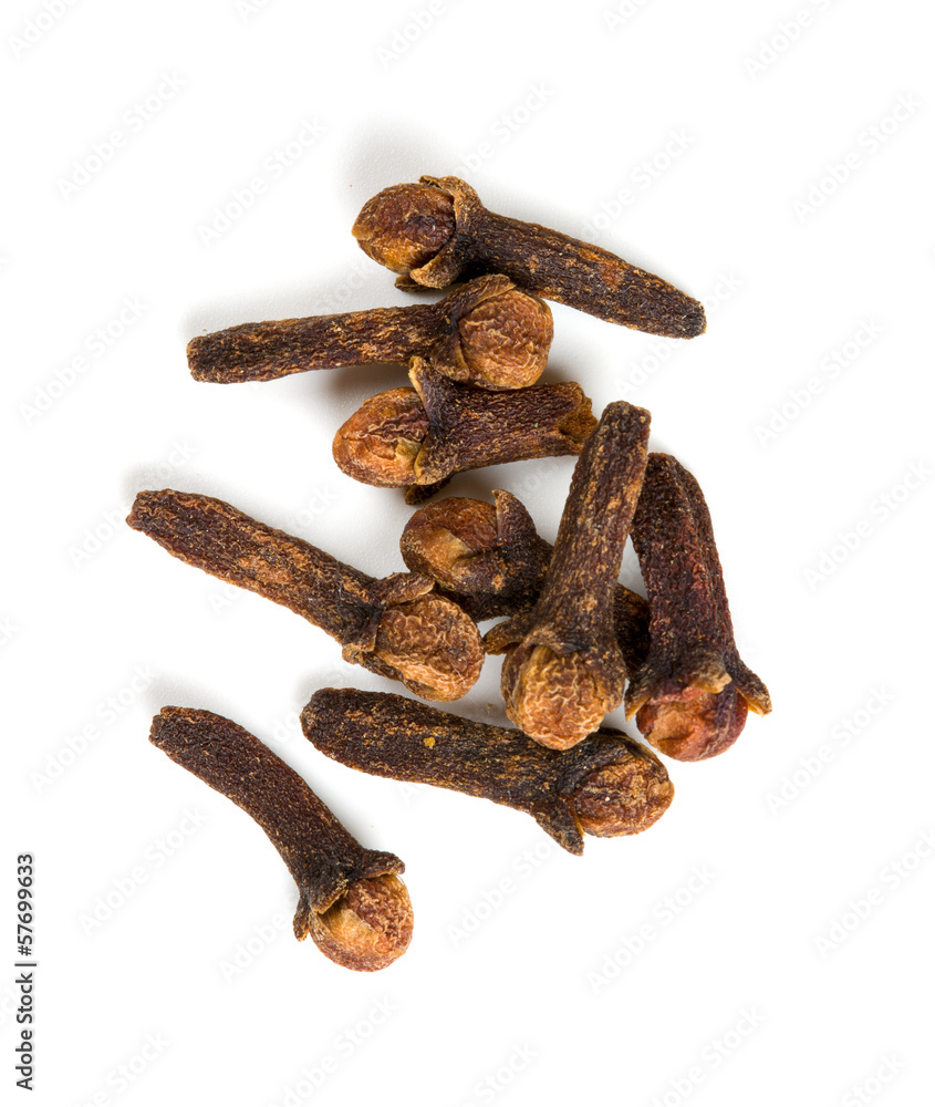 Obraz premium cloves isolated on white background
