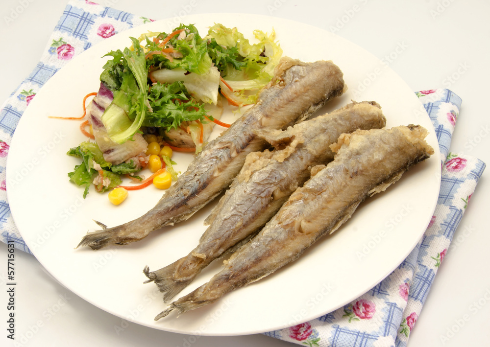 Pescado frito servido en un plato Pescado frito servido en un plato
