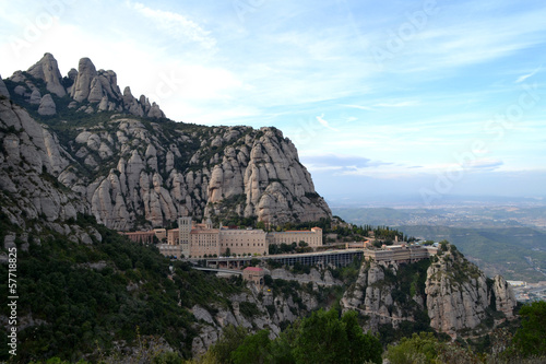 Vista del monasterio de Montserrat y la montaña © miff32