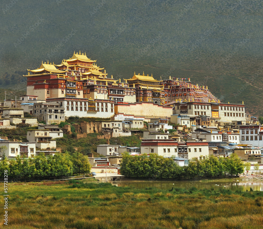 Fototapeta premium Tibetan monastery in China during sunset