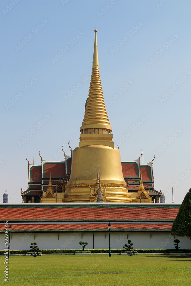 Naklejka premium Phra Sri Ratana Chedi in Grand Palace in Bangkok