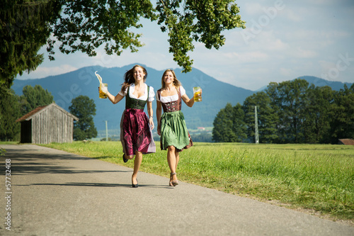 hübsche Frauen beim Wandern