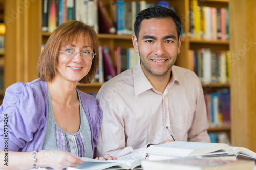 Foto Adult students studying together in the library