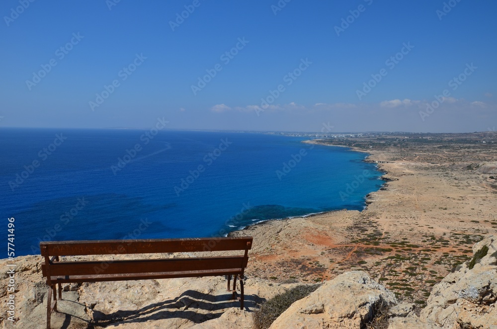 Einsame Bank an Zyperns Steilküste
