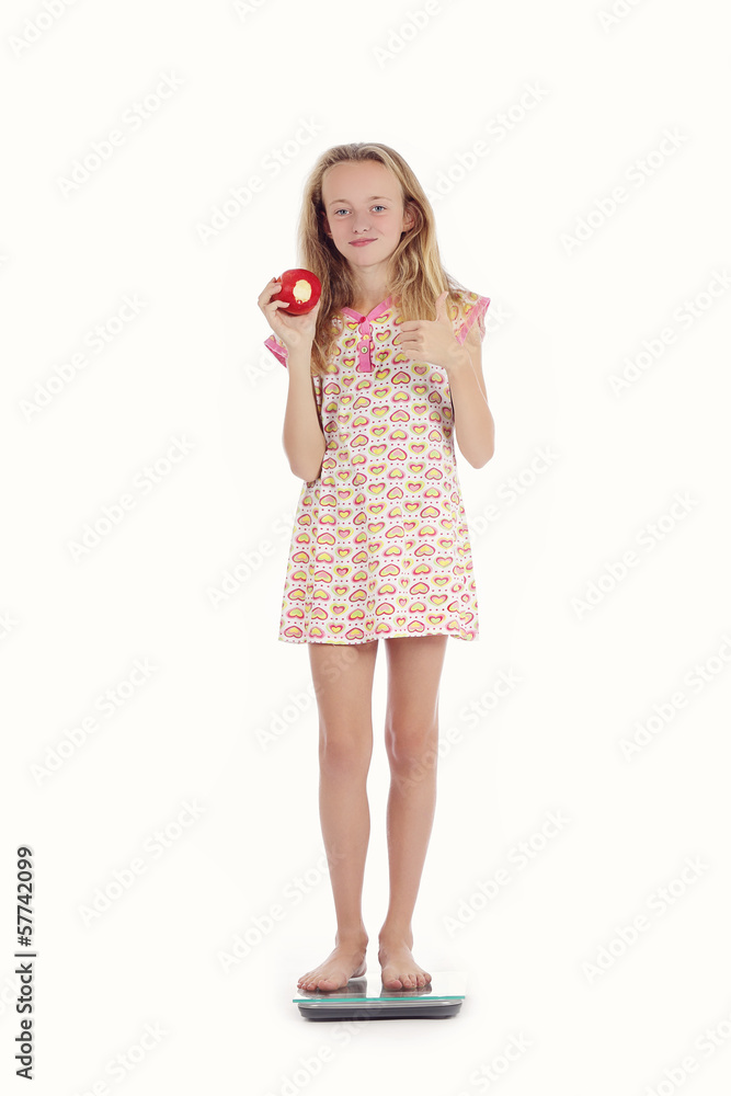 jeune fille se pesant avec pomme jeune fille se pesant avec pomme