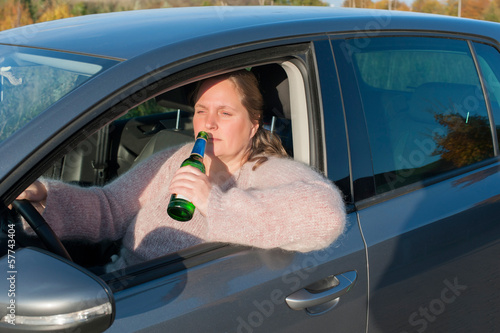 Frau und Alkohol am Steuer photo