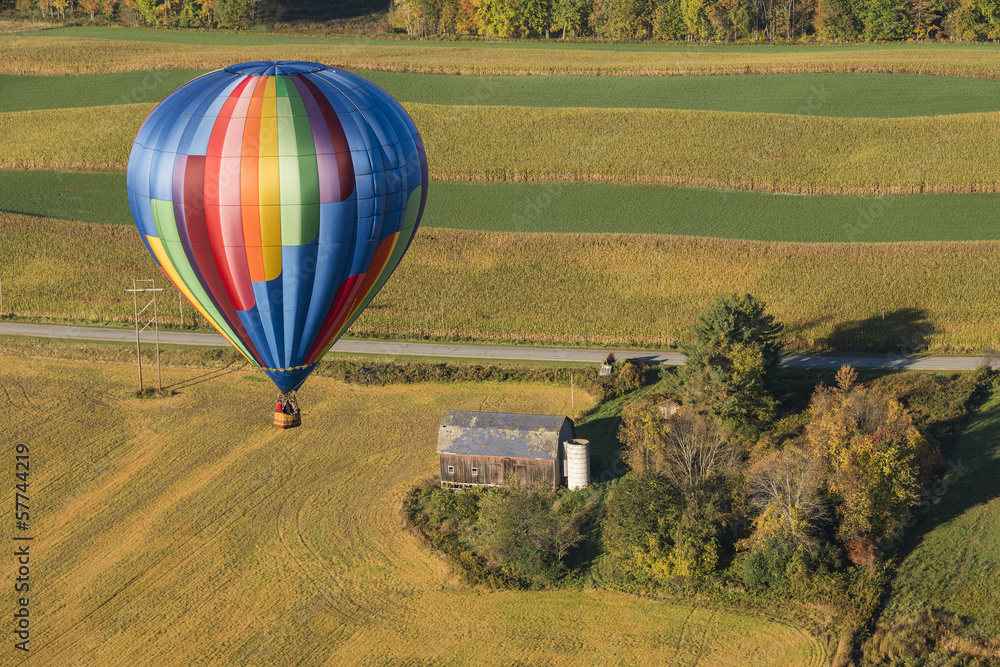 Fototapeta premium Hot Air Balloon In Flight Over New York