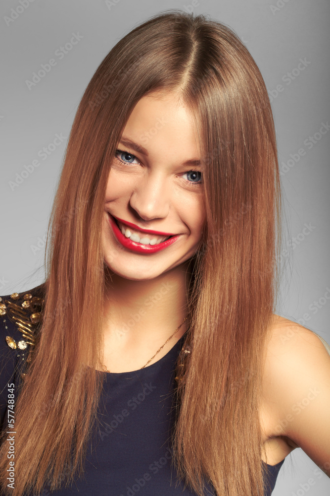 Naklejka premium portrait of friendly smiling teenage girl. studio shot. vogue st