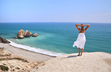 Acrylglasbilder Zypern Frau in Weiß blickt auf Aphrodite-Felsen Zypern  © HappyAlex
