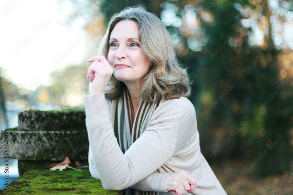 Frau entspannt im Park