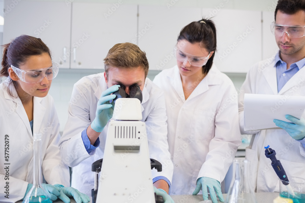 Obraz premium Scientists with microscope in the laboratory