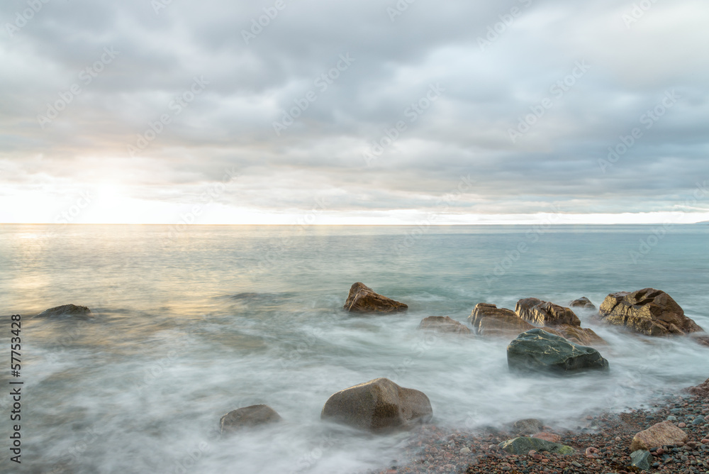 Ocean waves at sunrise - Long-exposure