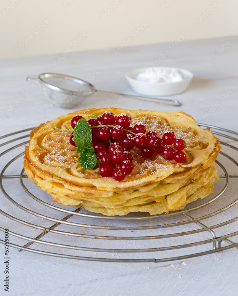 gestapelte selbstgemachte Waffeln gestapelte selbstgemachte Waffeln