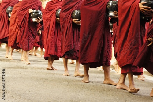 monkfeet monastery 3d people red walk