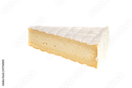 une portion de camembert Brie sur fond blanc