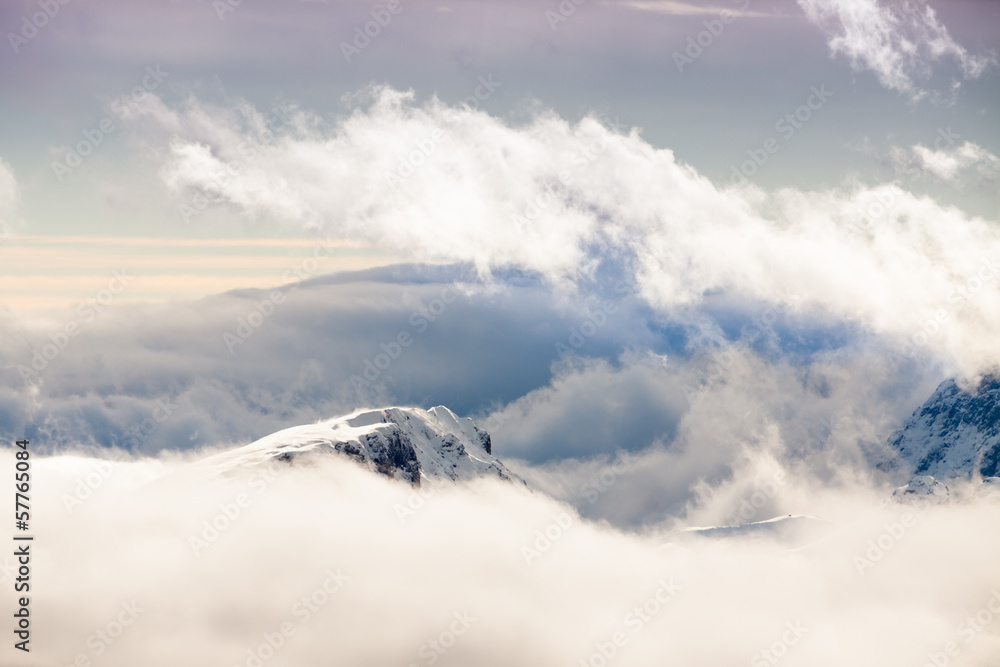 Cime delle Dolomiti tra le nuvole