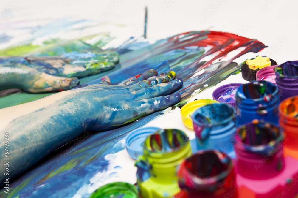 Obraz premium Handles small child soiled with paint