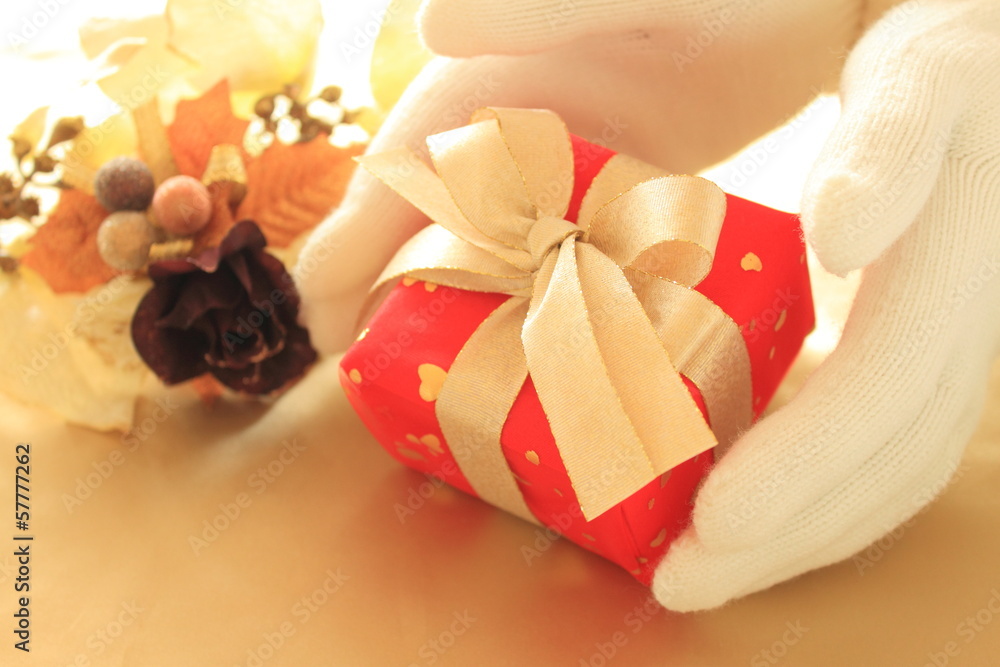 クリスマスプレゼントと手 クリスマスプレゼントと手