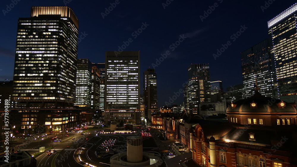 東京駅ライトアップと丸の内オフィス街　インターバル撮影（ズーム）