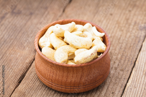 cashews in wooden bowl