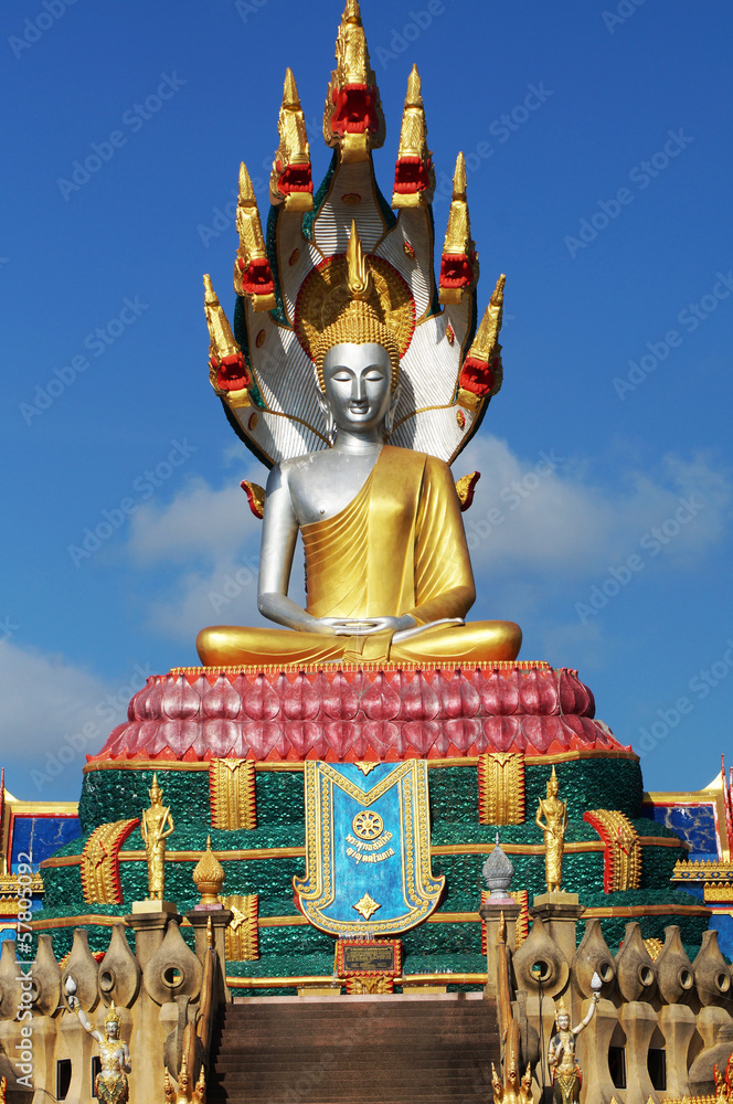 Obraz premium Buddha image on blue sky
