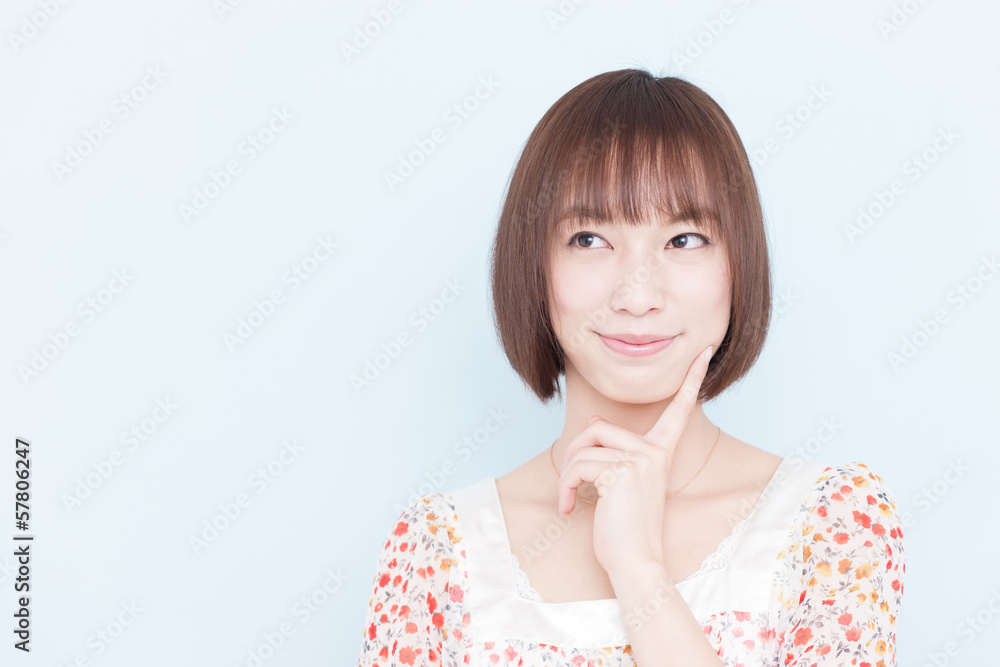 考える女性 考える女性