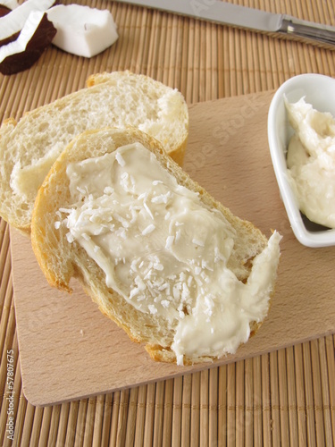 Weiße Schokocreme mit Kokos auf Brot