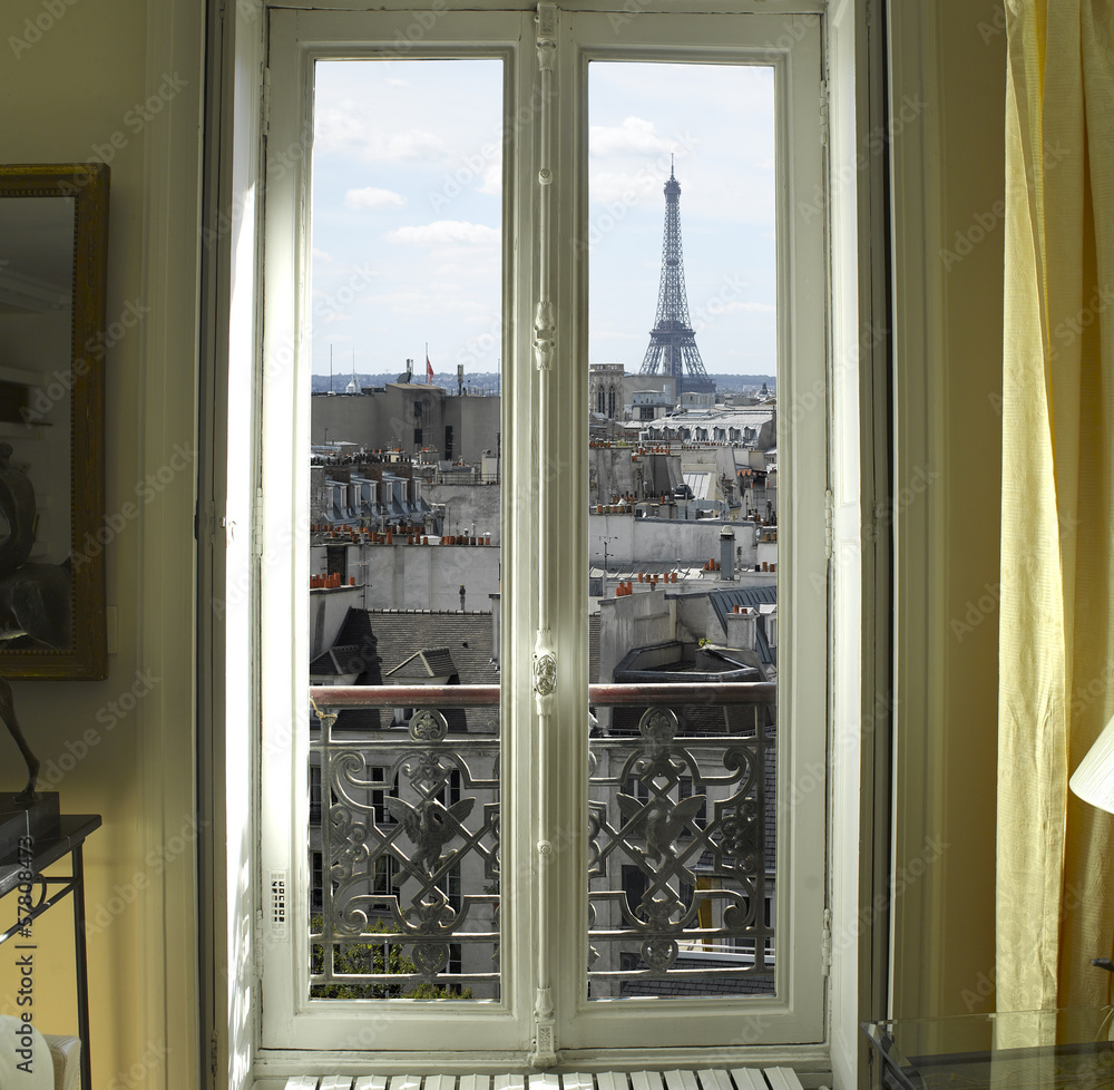 Fototapeta Francja - Paryż - Okno z widokiem na wieżę Eiffla i dachy