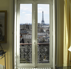 Poster Art Studio Pariser Fenster mit Eiffelturm Aussicht  © Isaxar