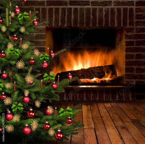 Weihnachtsbaum im Kaminzimmer